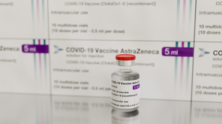 Az AstraZeneca-vakcina előnyei meghaladják a kockázatokat